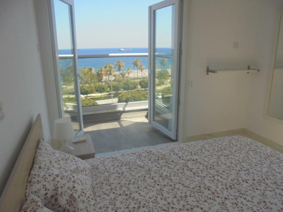 Kermia Court - Beach-Front, Modern 2 Bedroom -Sleeps 6 Limassol Exterior photo