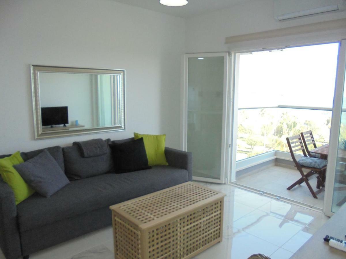 Kermia Court - Beach-Front, Modern 2 Bedroom -Sleeps 6 Limassol Exterior photo