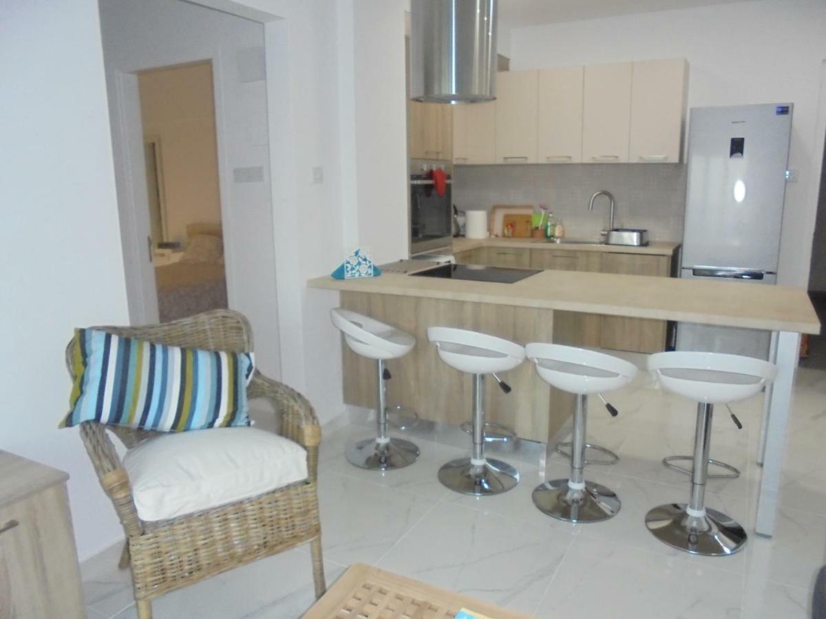 Kermia Court - Beach-Front, Modern 2 Bedroom -Sleeps 6 Limassol Exterior photo