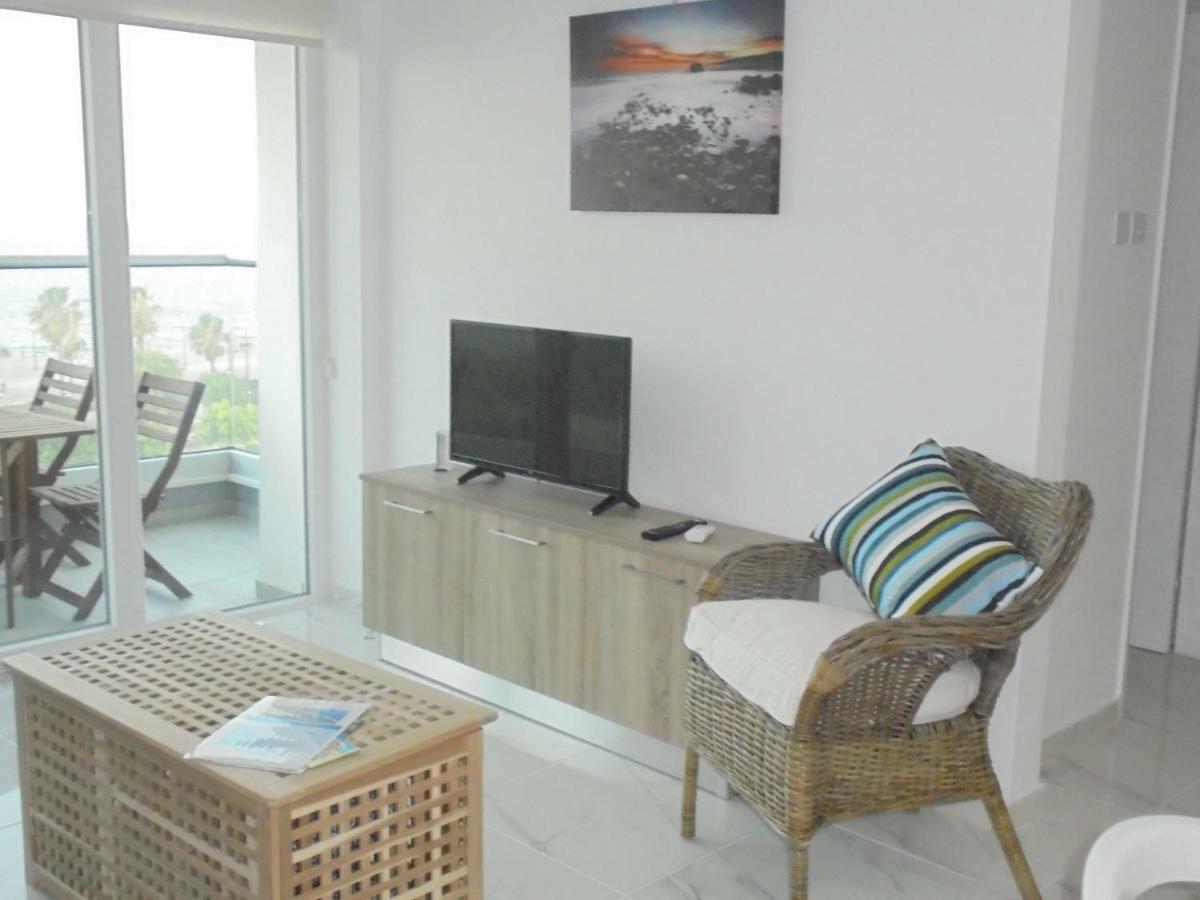 Kermia Court - Beach-Front, Modern 2 Bedroom -Sleeps 6 Limassol Exterior photo